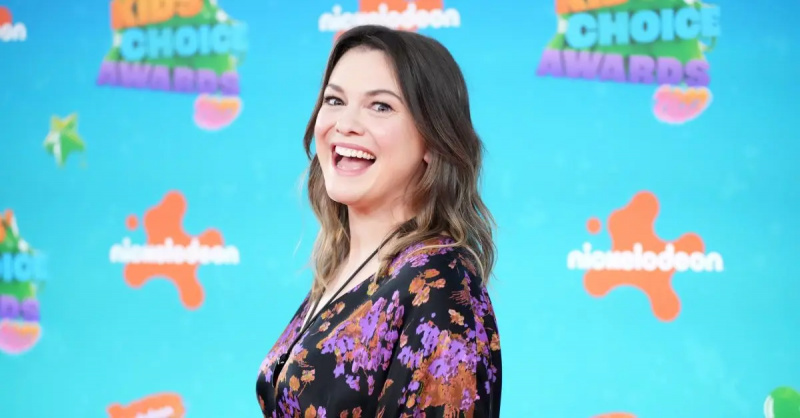 Лариса Олейник посещает Nickelodeon's 2023 Kids' Choice Awards on March 4, 2023