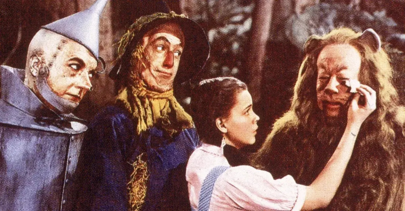 Dorothy ajuda o leão em O Mágico de Oz