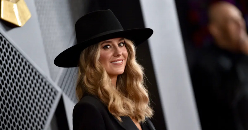 Lainey Wilson trên thảm đỏ Grammy 2024