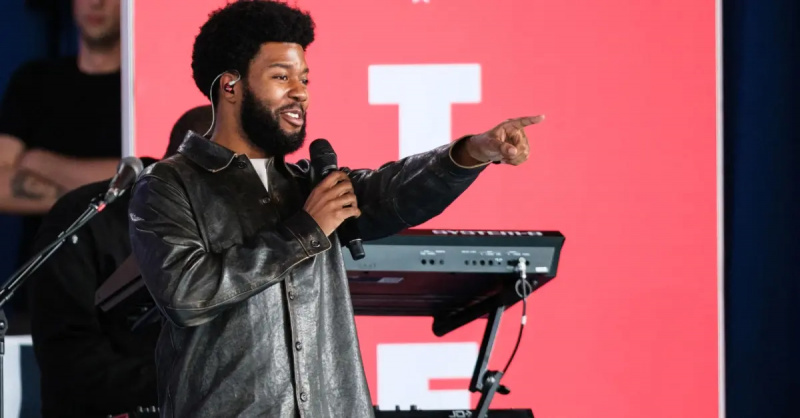 Khalid actuando en un evento de campaña de Kamala Harris de 2024.