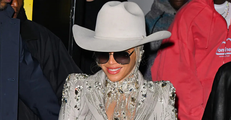 Beyonce sa New York City na nakasuot ng cowboy hat noong Pebrero 2024.
