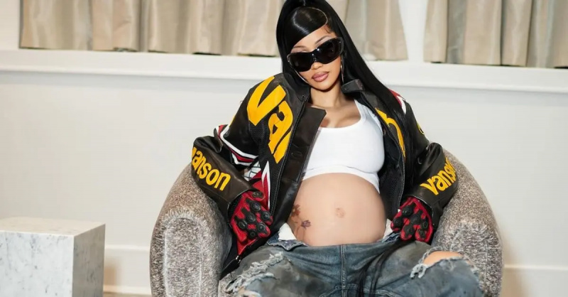 Cardi B 怀孕时坐在椅子上