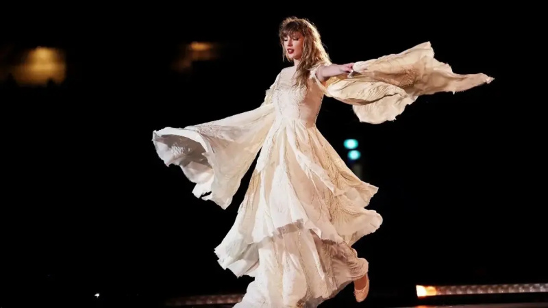 Taylor Swift tancuje počas svojej šou Eras Tour na štadióne Accor 23. februára 2024