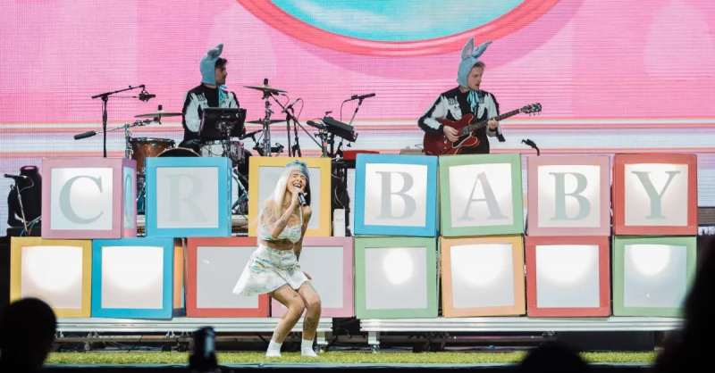 melanie martinezová vystupuje na lollapalooze s crybaby bloky za ní