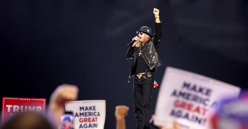 Kid Rock mengepalkan tinjunya di RNC 2024.