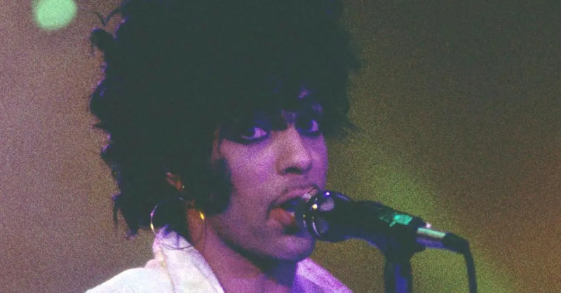   Prince treedt op op een oude foto