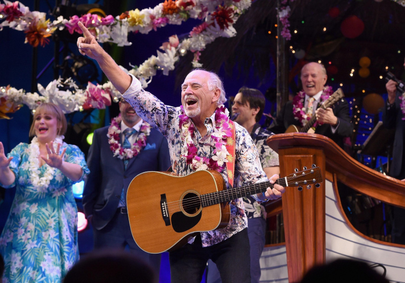 Jimmy Buffett cântă în timpul premierei spectacolului său de la Broadway.