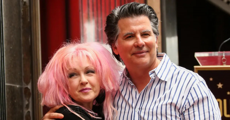   신디 로퍼(Cyndi Lauper)와 데이비드 손튼(David Thornton)이 참석합니다.'Let the Canary Sing' premiere during the 2023 Tribeca Festival on June 14, 2023