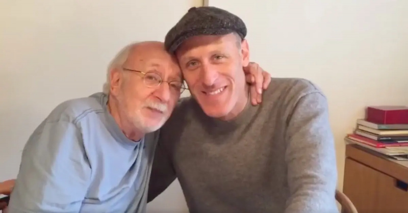 Peter Yarrow objíma svojho syna Christophera.
