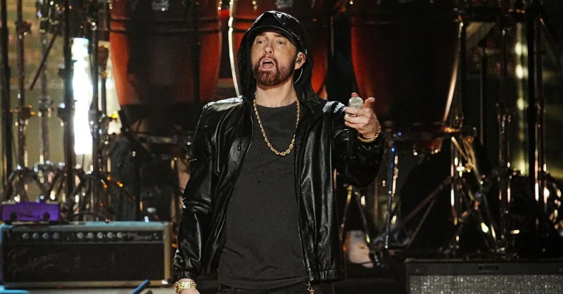 e Eminem biểu diễn trên sân khấu trong Lễ giới thiệu Đại sảnh Danh vọng Rock & Roll thường niên lần thứ 37