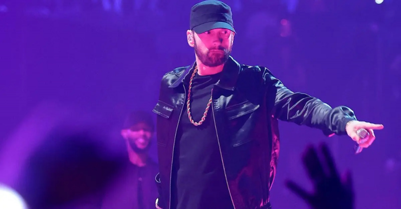 Eminem biểu diễn trên sân khấu tại MTV VMAs 2022 tại Prudential Center