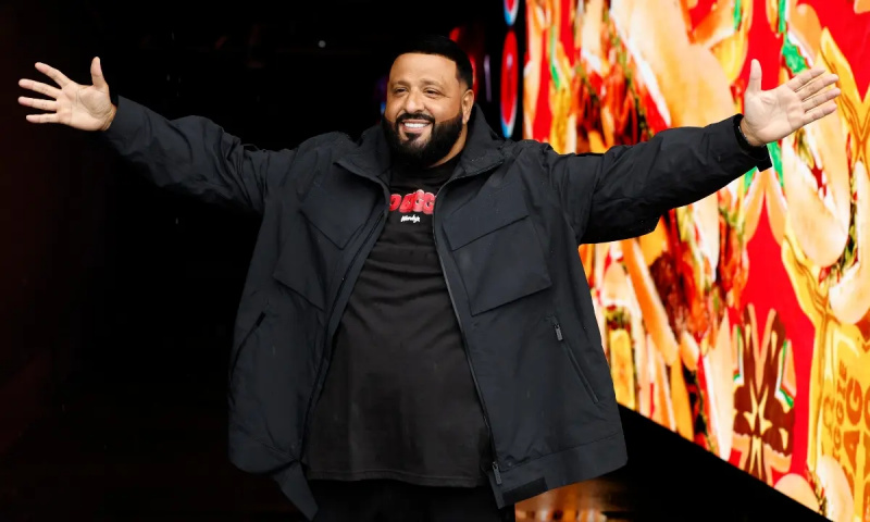 Ere-starter, DJ Khaled spreekt de media toe nadat de NASCAR Cup Series Daytona 500 werd uitgesteld vanwege de weersomstandigheden op de Daytona International Speedway op 18 februari 2024.