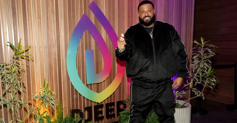 DJ Khaled werkt samen met DJEEP Lighters om zijn passies aan te wakkeren tijdens het House of DJEEP Event in Bathhouse Studios op 21 maart 2024 in New York City.