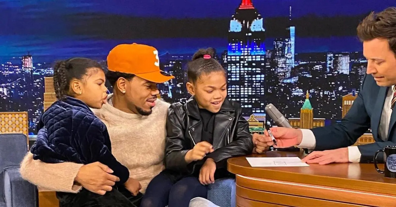 צ'אנס הראפר עם הבנות קנסלי ומרלי'The Tonight Show with Jimmy Fallon'