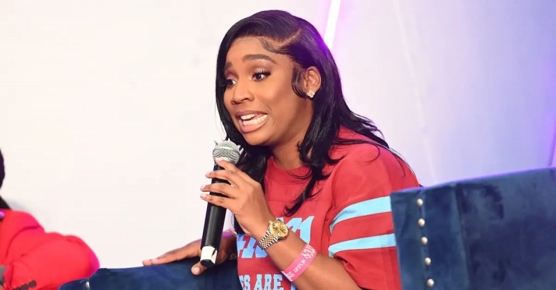 Ebonie Ward spricht beim Strength Of A Woman Festival & Summit im Jahr 2022