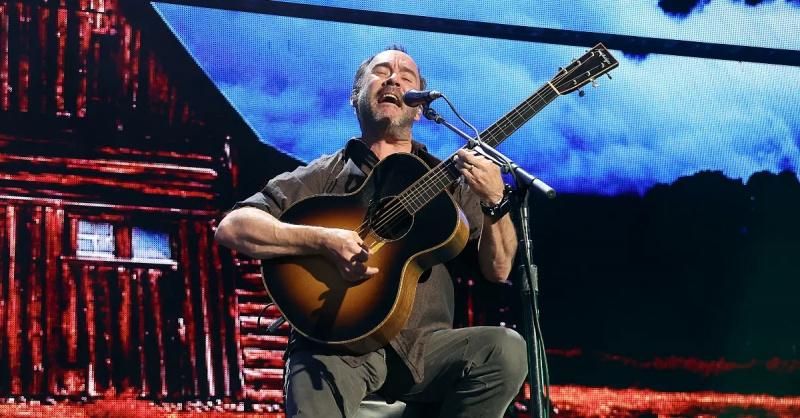 Dave Matthews concertează în timpul Farm Aid la Ruoff Home Mortgage Music Center pe 23 septembrie 2023.