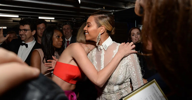 Beyonce și Taylor Swift în culisele celei de-a 58-a ediții a Premiilor Grammy.