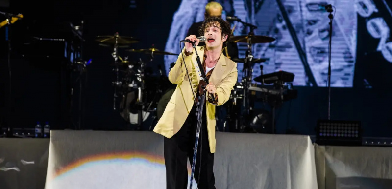 Matty Healy von The 1975 tritt während Lollapalooza Brazil 2023 live auf der Bühne auf