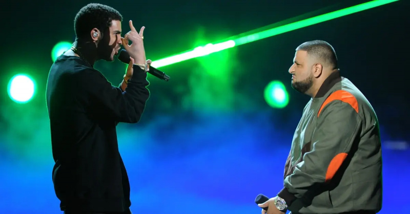 Drake (l.) und Rapper DJ Khaled treten während der BET Awards auf der Bühne auf'11 held at the Shrine Auditorium on June 26, 2011.