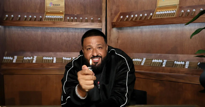 DJ Khaled hält ein DJEEP-Feuerzeug in einem Zigarrenladen.