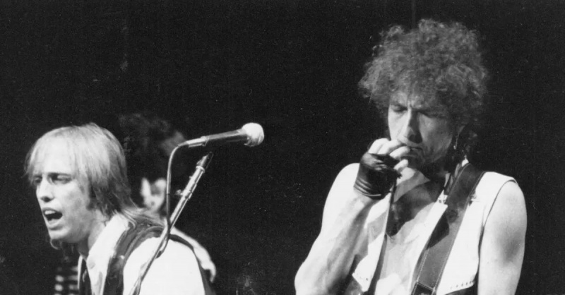 Bob Dylan dan Tom Petty tampil di panggung bersama.