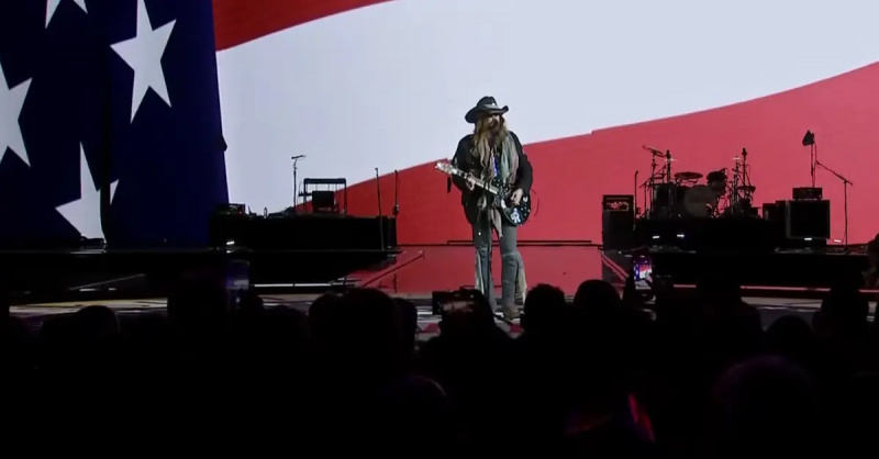 Billy Ray Cyrus byl při inauguraci kritizován za monotónní tón a nezáživný výkon