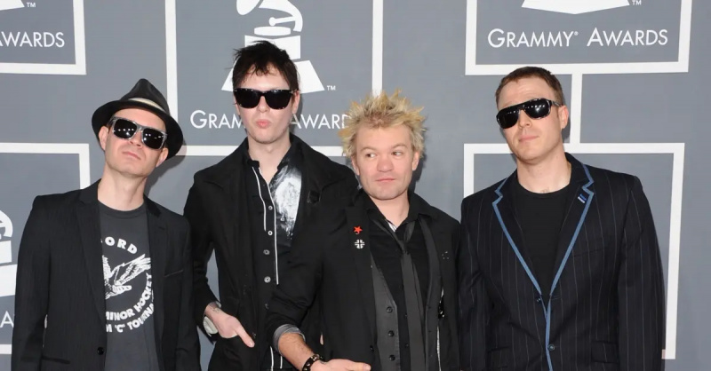 I musicisti Tom Thacker, Jason McCaslin, Deryck Whibley e Steve Jocz della band Sum 41 arrivano al 54° Grammy Awards annuale tenutosi allo Staples Center il 12 febbraio 2012 a Los Angeles, California. (Foto di Jason Merritt/Getty Images)