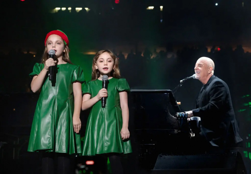 Billy Joel treedt op met zijn twee jongste dochters, Della en Remy