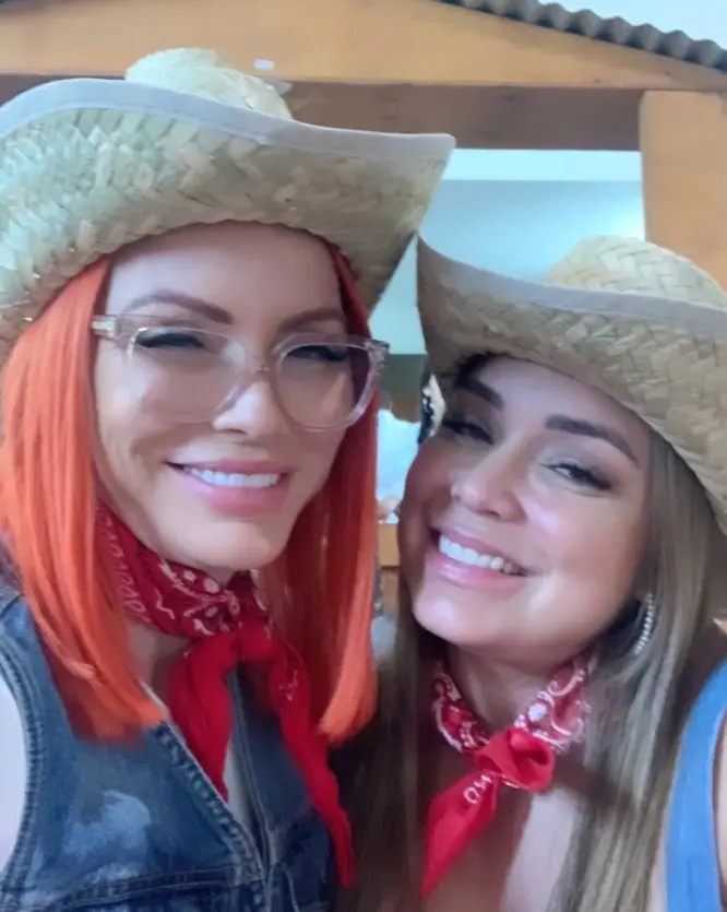   Si Mireddys González at ang kanyang kapatid na babae, si Ayeicha González Castellanos, ay nakasuot ng cowboy hat.