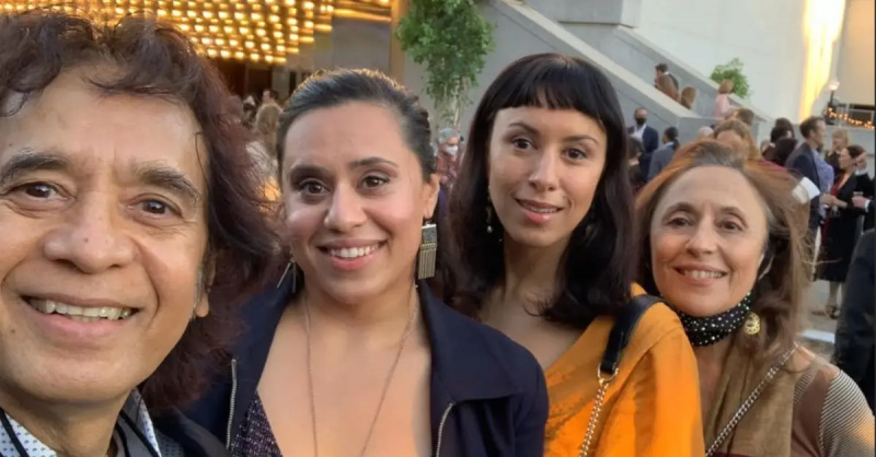 Zakkir Hussain (L), suas duas filhas (C) e esposa Antonia Minnecola (R)