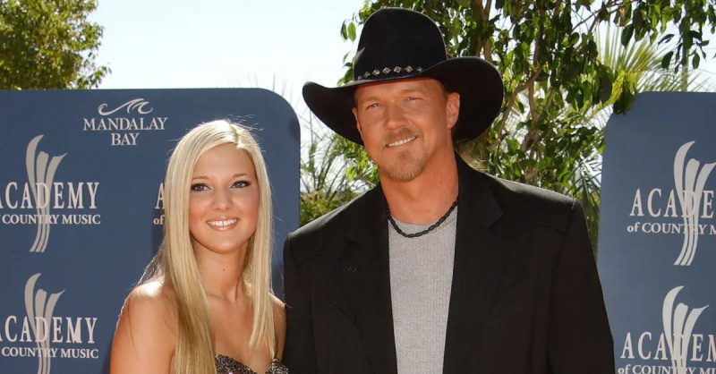 Trace Adkins và con gái Tarah tạo dáng trên thảm đỏ Lễ trao giải Academy of Country Music thường niên lần thứ 38.