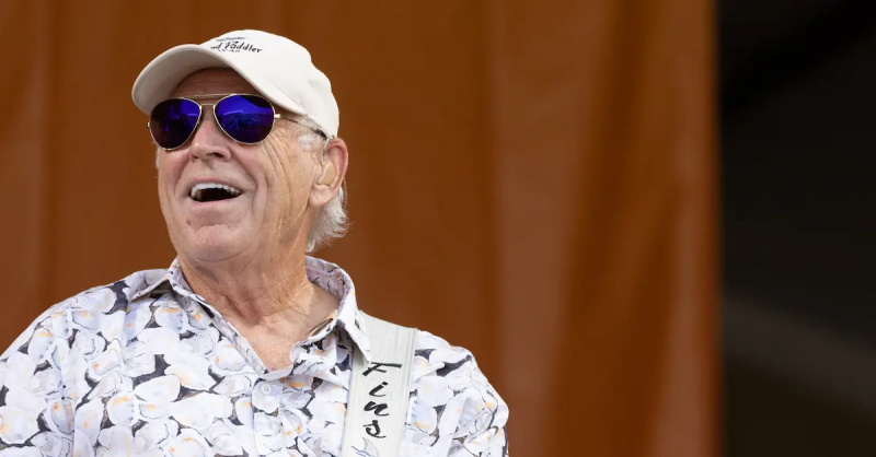 Jimmy Buffett și Coral Reefer Band cântă în timpul festivalului de jazz și patrimoniu din New Orleans la Fair Grounds Race Course pe 8 mai 2022 în New Orleans, Louisiana