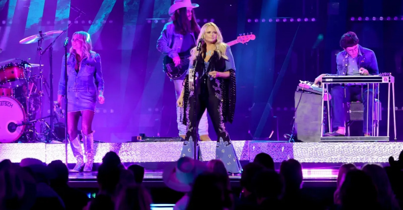 Miranda Lambert vystupuje na pódiu na 56. výročním udílení cen CMA v Bridgestone Areně 9. listopadu 2022 v Nashvillu, Tennessee.