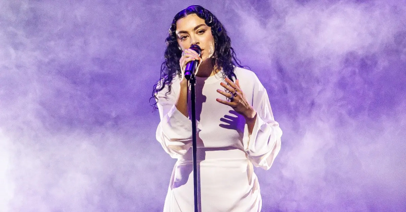 Charli XCX's datinghistorie: Fra hendes mangeårige kæreste til hendes nye forlovede