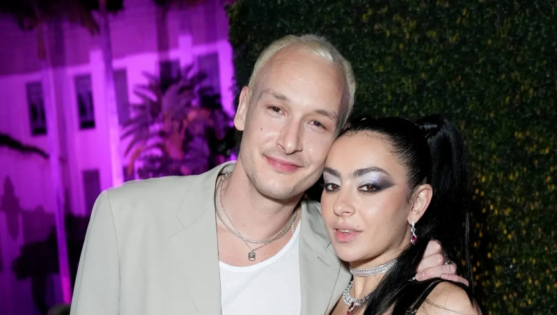 George Daniel og Charli XCX deltager i Vanity Fair Oscar-festen 2023 afholdt af Radhika Jones i Wallis Annenberg Center for Performing Arts den 12. marts 2023