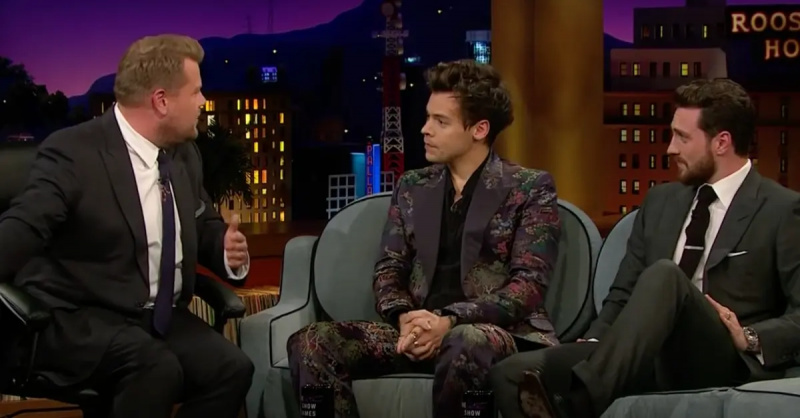   Harry Styles diwawancarai pada tahun 2018 bersama Aaron Taylor-Johnson.