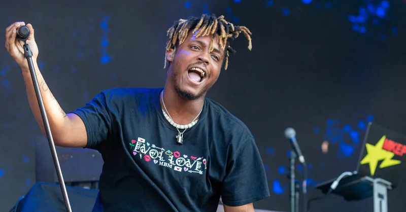 Juice Wrld 穿着印有 Evolve 的 T 恤进行表演。