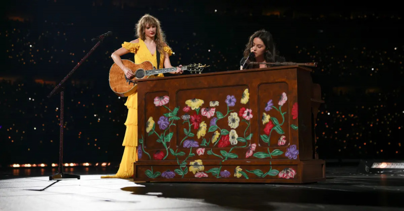 Taylor Swift e Gracie Abrams se apresentam na segunda noite de"Taylor Swift | The Eras Tour" at Paycor Stadium on July 1, 2023.