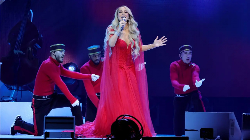   מריה קארי מופיעה במהלכה"Merry Christmas One And All!" at Madison Square Garden on Dec. 9, 2023