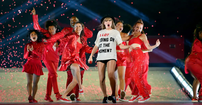Taylor Swift tańczy z tancerzami rezerwowymi podczas trasy Eras Tour.
