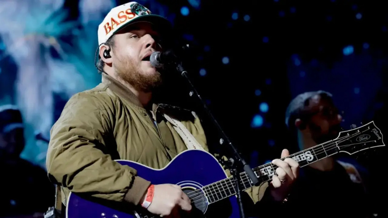 Luke Combs vježba na pozornici tijekom 65. dodjele nagrada GRAMMY u Crypto.com Areni 3. veljače 2023.