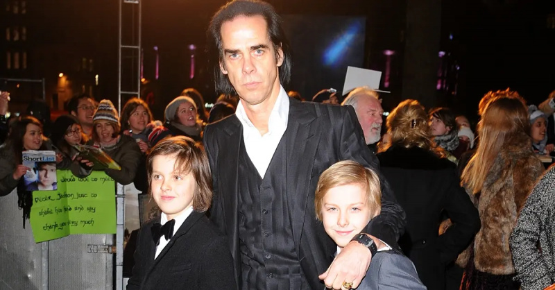 Nick Cave bersama anak-anaknya Earl dan Arthur tiba untuk Pemutaran Perdana The Hobbit: An Unexpected Journey di Inggris di Odeon Leicester Square, London. (Foto oleh Ian West/PA Images melalui Getty Images)