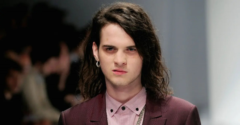 MILAN, ITALIA - 19 JUNI: Model Jethro Lazenby Cave berjalan di landasan pacu pada acara Versace Milan Menswear Spring/Summer 2011 pada 19 Juni 2010 di Milan, Italia. (Foto oleh Stefania D'Alessandro/Getty Images)