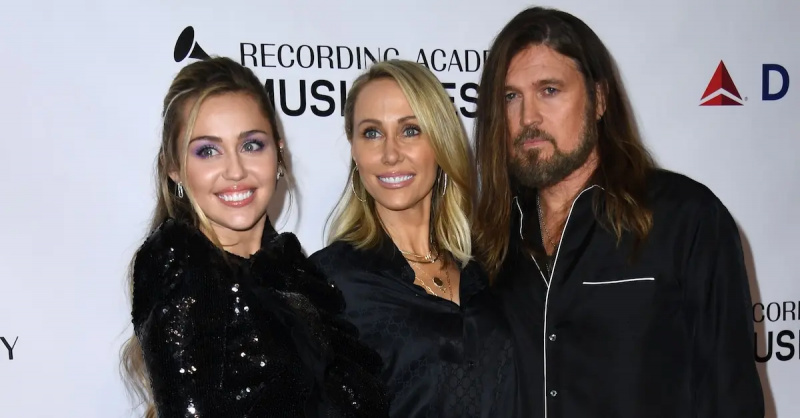 Miley, Tish, dan Billy Ray Cyrus