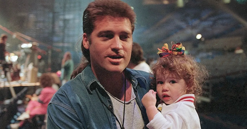 Billy Ray dan bayi Miley Cyrus pada tahun 1994