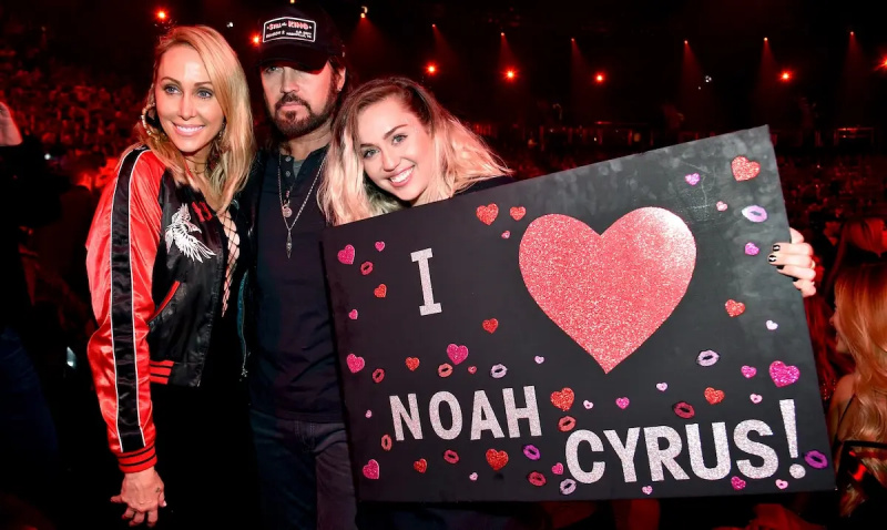 Tish, Billy Ray, dan Miley Cyrus dengan"I <3 Noah Cyrus!" sign in 2017