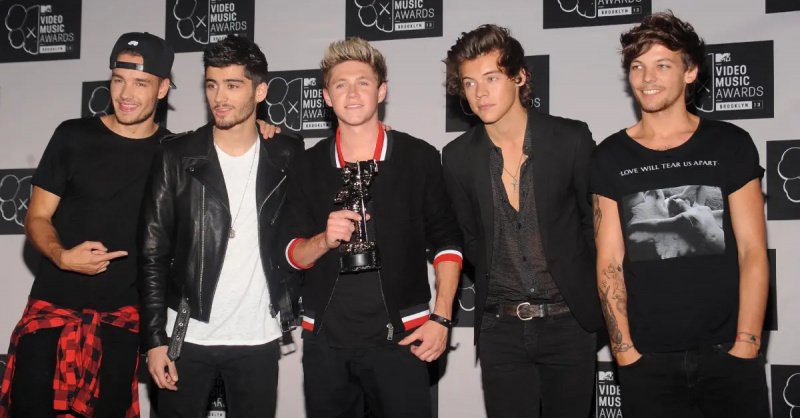 One Direction posa con sus VMA en los MTV Video Music Awards 2013 en la ciudad de Nueva York el 25 de agosto de 2013.