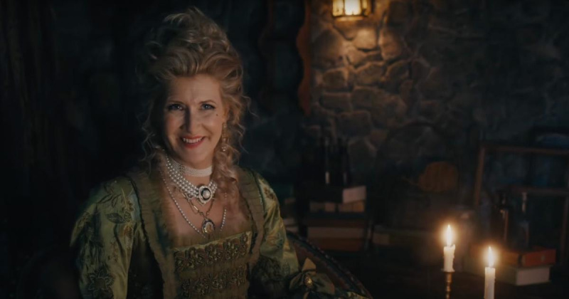 Laura Derna kā ļaunā pamāte filmā Teilore Svifta's "Bejeweled" music video.
