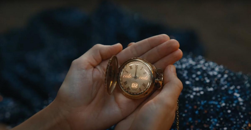 Teilore Svifta ieliek savu maģisko kabatas pulksteni"Bejeweled."