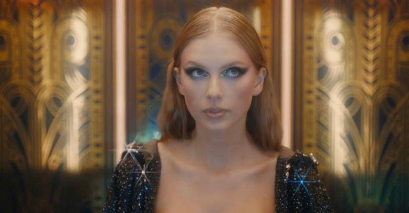 Teilore Svifta filmā"Bejeweled" music video.